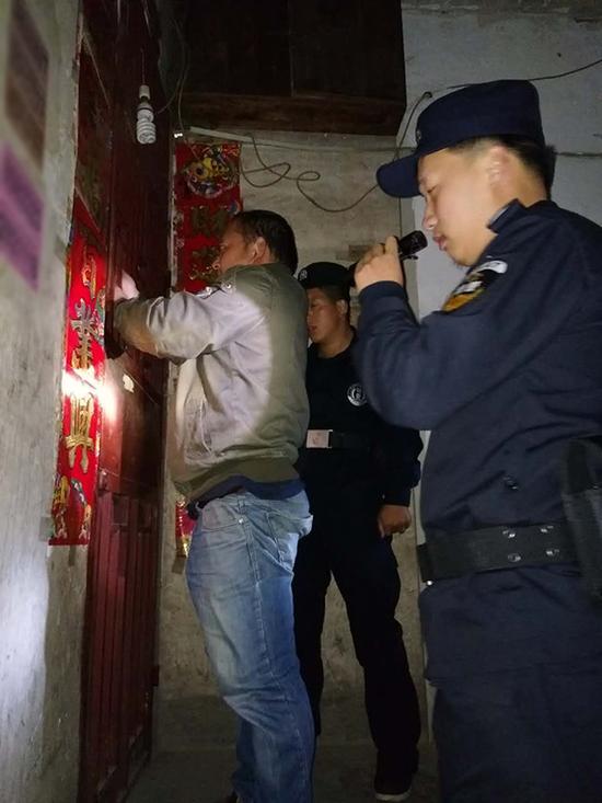 湘西粗心妈妈误将幼女锁家中 民警全城寻开锁师傅开门